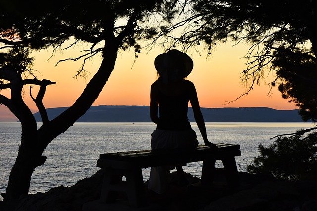 Woman Sunset Silhouette Sea  - lloorraa / Pixabay