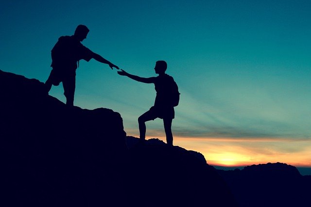 Couple Climbing Help Mountain  - Tumisu / Pixabay