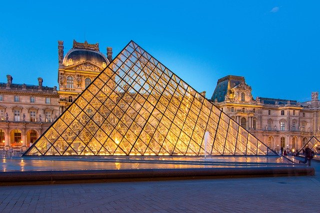 Paris Louvre Museum Pyramid  - designerpoint / Pixabay