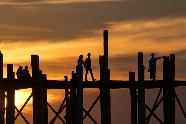 Sunset Couple Lovers Ubein Bridge  - WeAreGuides / Pixabay