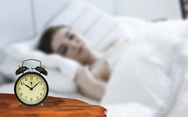 Clock Bed Sleeping Woman Morning  - Tumisu / Pixabay